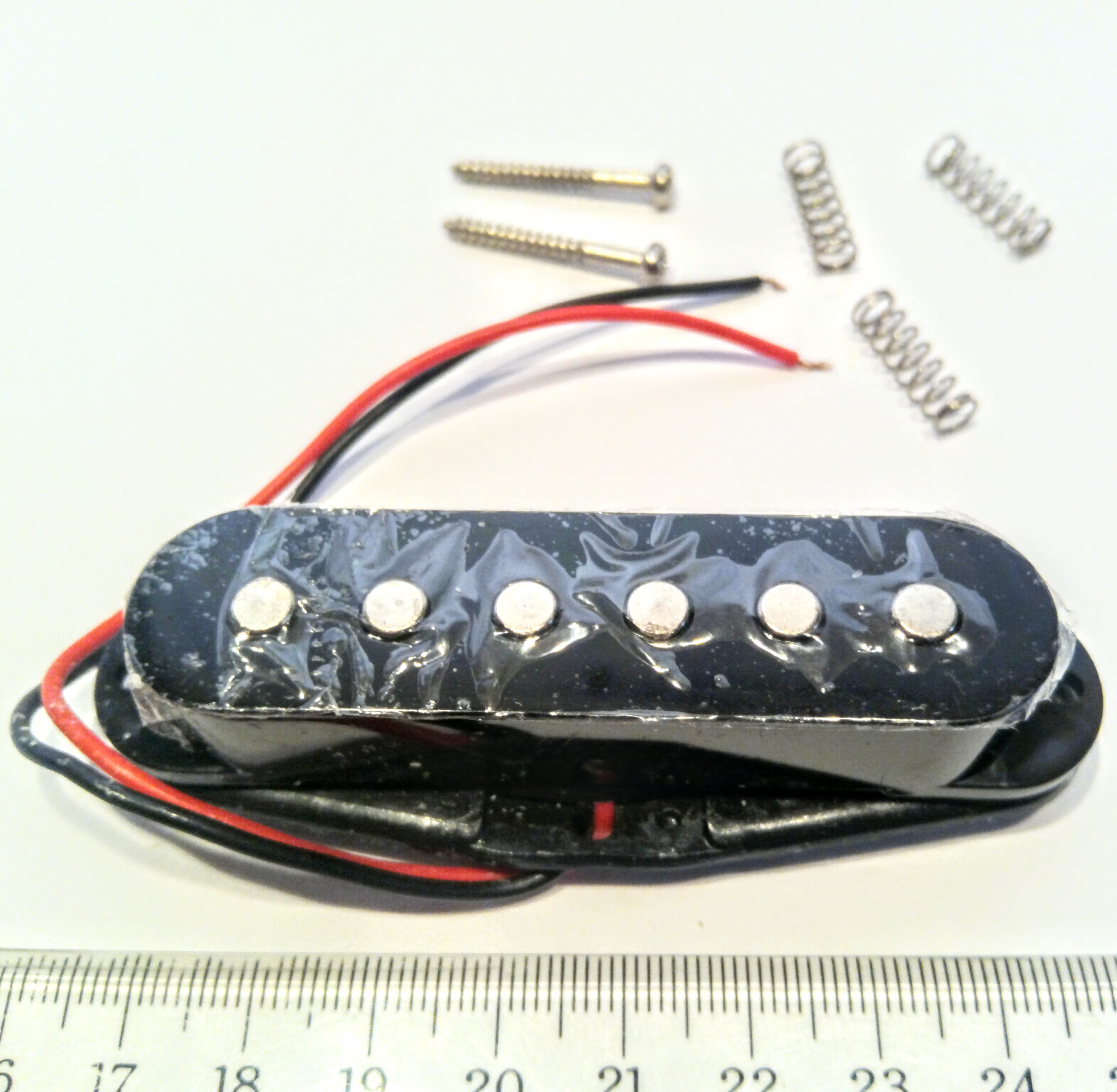 写真は透明保護カバーが付いています。 エレキギターの弦音を広い電気信号に変えるピックアップ 素材：ABS +磁性体 製品サイズ：8.4×2.4×1.8～2.3cm ⇒別途各部品多数販売中 別途の　伝振動スピーカー ←貼り付けたら大音量！！！　動画音を是非お聞きください　♪♪♪ 1、貼替かんたん！　 付替え・持ち運び利用便利、天井にも、移動車にも。 2、超小型大音量♪ 　 もはやスピーカーボックス場所は不要！省スペース高効率省エネ！スマート近未来品 3、スマホからも大音量！ 　 USBから音信号と電源、USBオーディオアンプ スマホやタブレットには、OTGコネクタ 普通は、ステレオプラグ用　 Bluetooth用 リモコン付　1、貼替かんたん！　 　付替え・持ち運び利用便利、天井にも、移動車にも。　　　　　　↓↓↓下方動画↓↓↓ 2、超小型大音量♪ もはやスピーカーボックス場所は不要！省スペース高効率省エネ！近未来品 Φ3.5mmステレオプラグアンプ 3、スマホからも大音量！USBから音信号と電源のUSBオーディオアンプ　 スマホやタブレットには OTGコネクタ別途対応