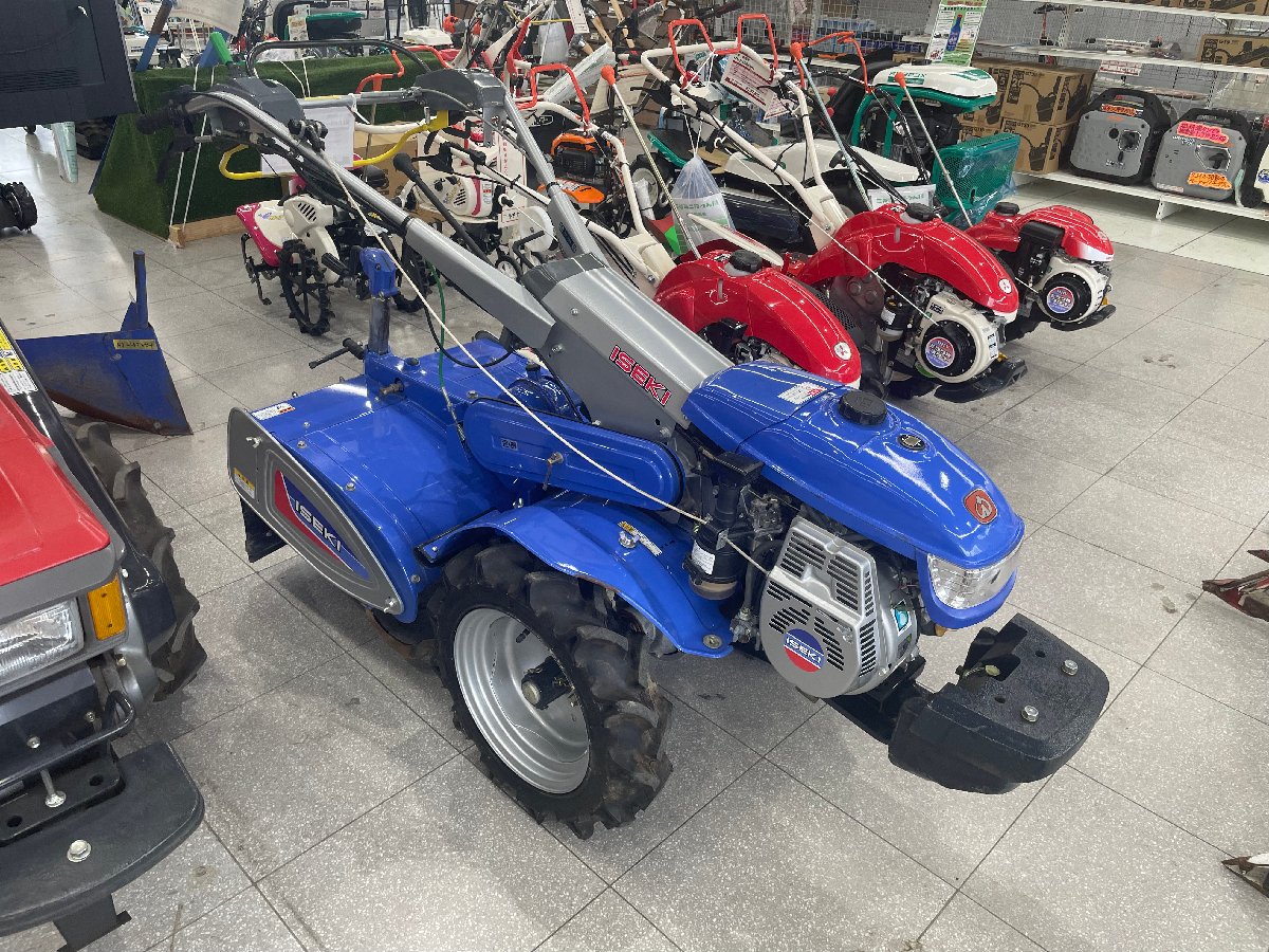 製品情報 ※ご入札前に必ずご利用ガイドをお読みください ご利用ガイドはこちら 【未整備】製品につきましては追加費用となる場合がございます。 ・機種名：イセキ 耕耘機 ・型式：KLC65ーRV12S ・長さ×幅×高さ：1770×600×1130（mm） ・作業幅：600mm ・エンジン：ガソリンエンジン ・変速段数：前進6段・後進2段 ・馬力：6.2ps ※写真のものが全てです ※中古品のため現物確認をおすすめしております。 ※出品中古農機は全て1点もののため、大変多くのお問い合わせをいただいております。 ※状態について、より詳細な情報を知りたい方はお気軽にお問い合わせください。 ※【整備待ち】の製品につきましては追加費用となる場合がございます。 ★発送方法・送料★ ・直接のお引き渡し ・当店による配送業者手配 ・お客様による配送業者の手配 いずれかの方法での配送が可能です。 ※送料はお客様のご負担となります。 （事前にお問い合わせいただくことも可能です） ※お客様のご住所をもとに送料を算出しご提示させていただきます。 ※送料が入力されたことを確認後、決済へすすむようにお願いいたします。 ※送料ご提示前に決済・入金いただいた場合、別途銀行振込にて送料のご入金をお願いいたします。 ※落札後、送料が高いという理由でのキャンセルは受け付けておりませんので、予め質問等で送料をご確認いただいた上での入札をよろしくお願いいたします。 ★パレット配送について★ ※パレット配送の場合、お客様が荷下ろし機器（フォークリフトなど）をお持ちではない場合、配送はお近くの運送会社の営業所止めとなり、軽トラック等で商品を取りに行っていただく必要があります。ご注意下さい。 ★お問い合わせ★ ★弊社は長野県東御市にある農機具専門店です。 ★ご不明な点があれば、お気軽にお問合せください！ ★ご利用ガイドはコチラ ★送料・決済方法のご案内★ ※送料は落札者情報確認後に算出してお知らせいたします 落札されましたら、落札ページより『取引ナビから購入手続きをする』をクリックして次にお進みください。 送料は『お客様情報（お名前・ご住所・電話番号等）』を元に算出するため、落札前と落札時点では『＋送料0円』の表記となっております。決済手段によっては追加決済が必要になる場合がありますので、下記決済手段をよくご確認の上、手続きを行ってください。 ＝＞送料は事前にお問合せください ※ 『追加決済』とは、落札者情報の確認のために、商品代のみの請求・支払処理を行っていただいた後、送料追加などの理由で正しい金額の請求・支払処理を行っていただきます。 システム上、一時的に二回請求・支払処理となりますが、取り消し処理を進め、最終的に正しい金額のみのお支払いとなりますのでご安心ください。(オーソリ決済) ★決済手段の流れ★ ■クレジットカード決済・PayPay決済の流れ 1）落札者情報を入力し、商品代金(税込み)＋送料を決済 2） 落札者様情報を店舗側にて確認 3） メッセージにて配送手続き等の相互連絡 ■コンビニ決済の流れ 1） 落札者情報を入力し、コンビニ決済を選択 2） 店舗より送料を含む支払い総額のご連絡及び支払い番号の発行 3） 支払い番号を元にコンビニにて決済 4）　店舗にて決済確認後、メッセージにて配送手続き等の相互連絡 ※ こちらの決済手段は、支払い総額が30万円以下の場合に利用可能です。 ■銀行振込の流れ 1） 落札者情報を入力し、銀行振込を選択 2） 店舗より送料を含む支払い総額のご連絡 3） 店舗指定の口座へ入金手続き 4） 店舗にて決済確認後、メッセージにて配送手続き等の相互連絡 ※ 振込手数料は落札者様負担となります。 ■ショッピングローンについて 信販会社(株式会社JACCS)によるショッピングローンです。 最小3回・最大72回までの分割購入が可能です。 お申込み金額30000円(税込)以上かつ月々のお支払いが3000円以上でご利用可能です。 ローン利用には、審査がございます。 以下の場合はご利用できません。 ・申込期限切れ ・審査承認不可 ・未成年者 ご注文確定後、信販会社より「ローン審査申し込み」メールをお送りします。 そちらから申し込みをお願いいたします。 ★商品情報について★ ・配送料を別途頂戴いたします。（都度見積もり） ・配送方法、配送料、機械については事前にお問い合わせください。 ・写真のものが全てです。 ・現状品渡しとなります。 ・中古品の為、特有の汚れや傷、さびなどはございますのでご了承ください。 ・状態について、より詳細な情報を知りたい方はお気軽にお問い合わせください。 ・出品中古農機は全て1点もののため、大変多くのお問い合わせをいただいております。 ★入札方式の商品について★ 当店の商品はオークションの入札を優先致しておりますが、店頭にて販売も致しております。 入札が無い商品で、店頭にて購入された場合は、オークションの取下げをさせていただきます。 ご理解・ご了承の程、よろしくお願い致します。 当社基準ですが、悪い評価の多い方・新規 ID の方はご入札を頂いていても、途中で入札の取消をさせていただく場合がございます。 ★ご注意事項★ ・ノークレーム・ノーリターンでお願いいたします。 ・落札から48時間以内に取引ナビにてご連絡をいただけない場合は、『落札者都合によるキャンセル』とさせていただきますので、ご了承ください。 ・『落札者都合によるキャンセル』を行うと、ヤフオクのシステム上、落札者様に「非常に悪い」評価がつきますことを予めご了承ください。 ・当店の商品は店頭販売も致しております。店頭にて成約になった場合は、出品を取下げさせて頂きます。 ・商品内容、注意説明文を全てご確認頂き、ご納得の上でご購入を宜しくお願い致します。 ・【未整備】製品につきましては追加費用となる場合がございます。