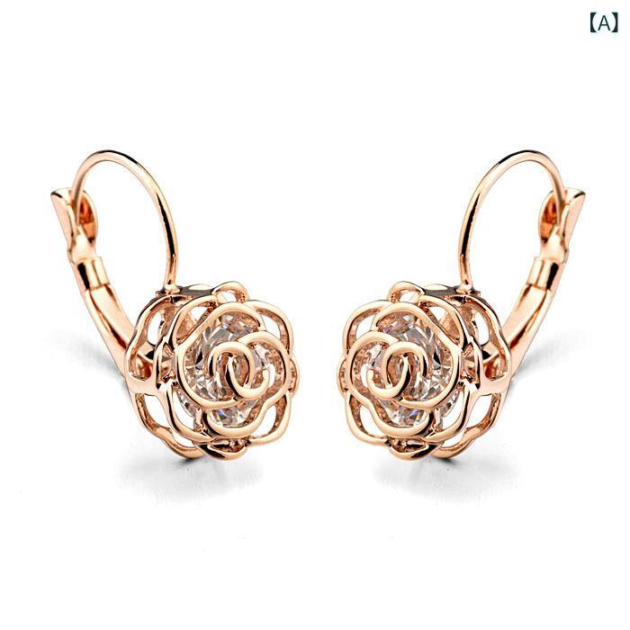ピアス レディース カメリア フラワー 花 両耳用 アクセサリー ジュエリー 耳飾り 高級感 ゴールドカラー メッキ加工 透かし彫り デザイン 上品 シンプル エレガント 耳元 おしゃれ かわいい 普段使い 通勤 通学 デート カジュアル パーティー 結
