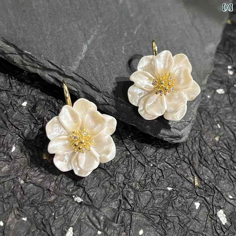 ピアス カメリア レトロ調 山茶花 小ぶり 上品 デザイン 高見え シンプル おしゃれ 大人かわいい エレガント 普段使い デート パーティー アクセサリー 耳飾り