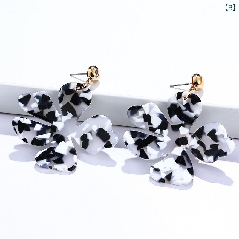 暮らしのお手伝いのピアス レディース アクセサリー 花柄 フラワー アクリル 樹脂 レトロ 韓国風 気品 かわいい おしゃれ 耳飾り プレゼント ギフト お出かけ 普段使い デート 結婚式 パーティー 大人かわいい 上品 高見え 軽量 揺れる｜アングル2