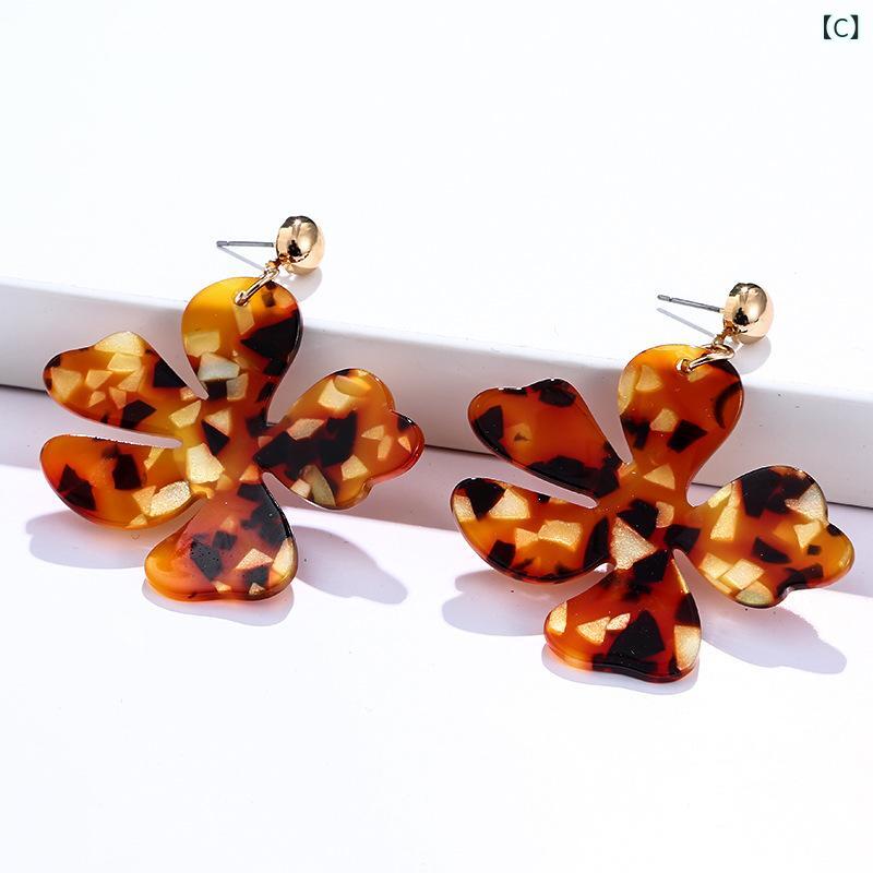 暮らしのお手伝いのピアス レディース アクセサリー 花柄 フラワー アクリル 樹脂 レトロ 韓国風 気品 かわいい おしゃれ 耳飾り プレゼント ギフト お出かけ 普段使い デート 結婚式 パーティー 大人かわいい 上品 高見え 軽量 揺れる｜アングル3