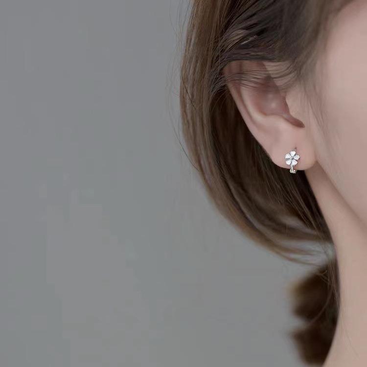 ピアス レディース アクセサリー ホワイトフラワー 花形 5弁花 滴膠加工 シンプル 揺れる ミニ 小さめ 少女感 かわいい 繊細 デザイン 小ぶり デイリー カジュアル オフィス 通勤用 上品 デート 贈り物 シルバー925針 銀針 高品質 おしゃれ