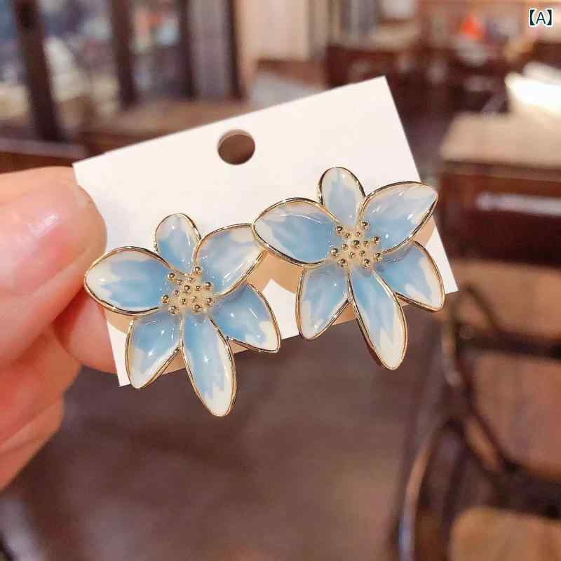 ピアス レディース ブルー 花柄 おしゃれ 高級感 エレガント 耳飾り アクセサリー ジュエリー 華やか デザイン 上品 フラワーモチーフ 大ぶり 揺れる かわいい 大人かわいい デート パーティー ギフト 贈り物 お出かけ 普段使い カジュアル きれい