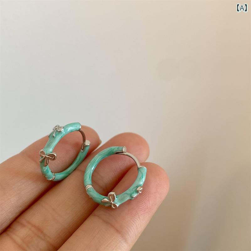 ピアス レディース 大人かわいい フレンチガーリー リボンデザイン 三色カラー 塗装仕上げ エナメル調 揺れる 耳飾り 耳輪 小ぶり 個性的 ギフト 華奢 エレガント レトロスタイル おしゃれ アクセサリー ファッション小物 上品 印象的 デイリー 普段