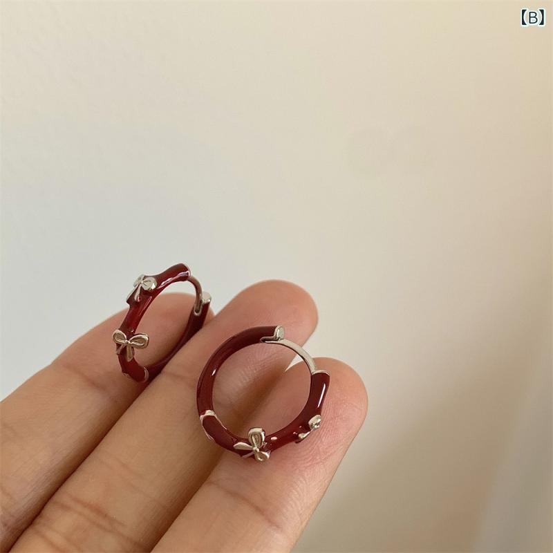 暮らしのお手伝いのピアス レディース 大人かわいい フレンチガーリー リボンデザイン 三色カラー 塗装仕上げ エナメル調 揺れる 耳飾り 耳輪 小ぶり 個性的 ギフト 華奢 エレガント レトロスタイル おしゃれ アクセサリー ファッション小物 上品 印象的 デイリー 普段｜アングル2