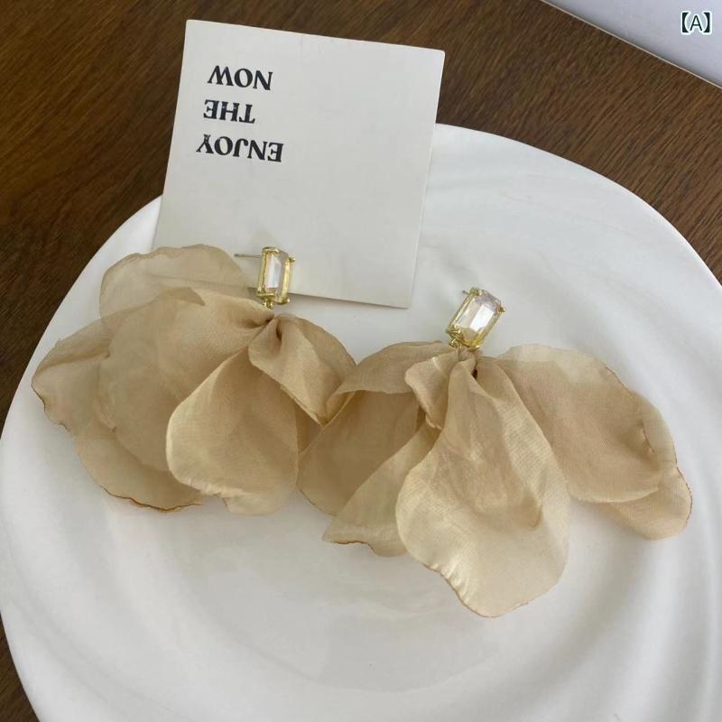 ピアス レディース シャンパンゴールド 水晶 チュール 花モチーフ 大ぶり 高級感 エレガント 揺れる 耳飾り アクセサリー 結婚式 パーティー 上品 フェミニン おしゃれ かわいい 華やか 普段使い デート ウェディング プレゼント ドレスアップ 映え