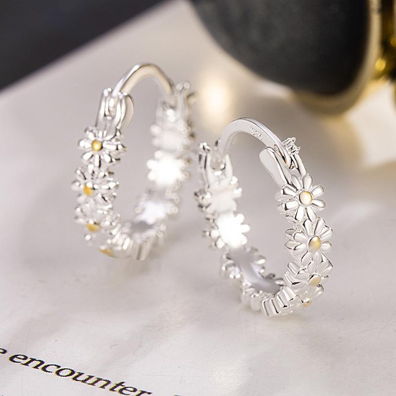 ピアス レディース 小ぶり デイジー 花 フラワー 揺れる 耳飾り シンプル 上品 かわいい おしゃれ 幾何学模様 シルバー ゴールド 大人 かわいい 小さめ 華奢 きれいめ アクセサリー 高級感 普段使い お呼ばれ デート プレゼント デイリー 記念日