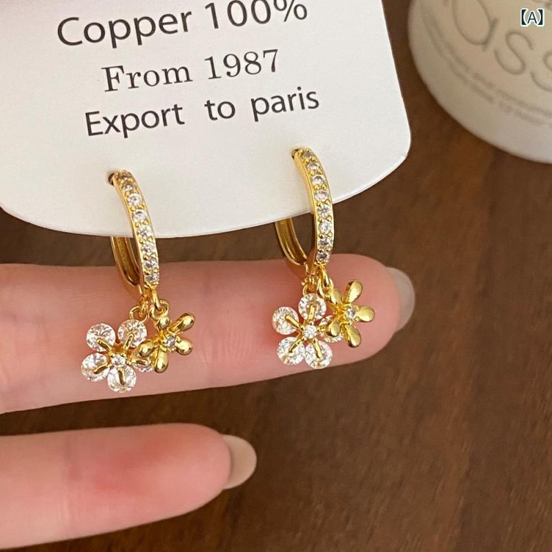 ピアス レディース アクセサリー ジュエリー 小花 フラワー モチーフ ジルコニア 揺れる 流蘇 タッセル フリンジ デザイン 高級感 おしゃれ エレガント きれいめ 大人かわいい 小ぶり シンプル 個性的 華やか デイリー カジュアル パーティー お呼