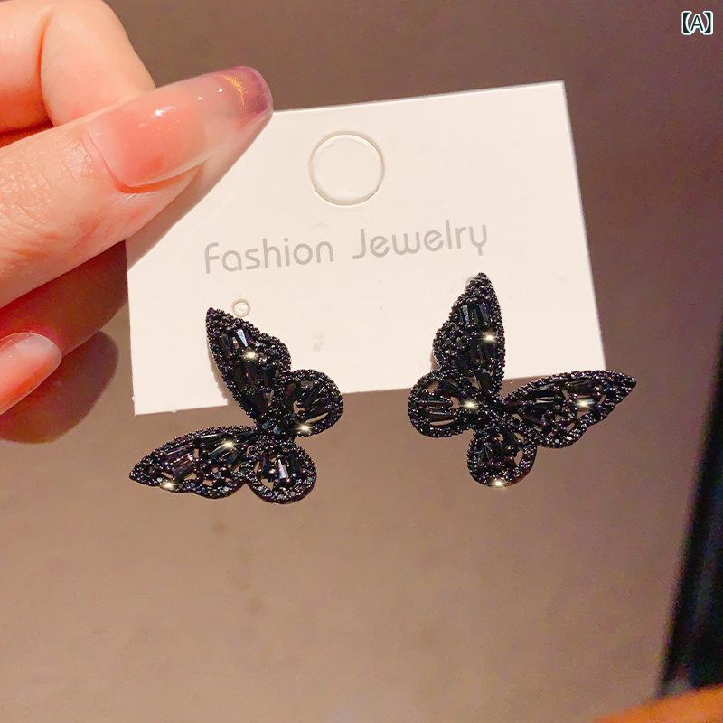 ピアス レディース ブラック 蝶々 モチーフ ジルコニア 韓国系 おしゃれ 大人かわいい デザイン アクセサリー 耳飾り 上品 華奢 エレガント パーティー 結婚式 デート 普段使い ギフト ジュエリー 高級感 存在感 小ぶり 立体感 揺れる 高見え ト