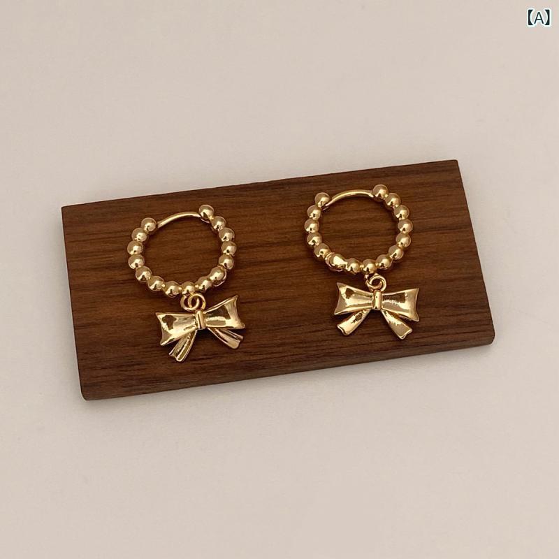 ピアス レディース アクセサリー 耳飾り イヤリング ガーリー 蝶々 リボン 立体感 かわいい 繊細 デザイン性 揺れる 甘め 個性的 スタイリッシュ 上品 お洒落 エレガント 耳元 アクセント ジュエリー 華やか デート お出かけ カジュアル フェミニン