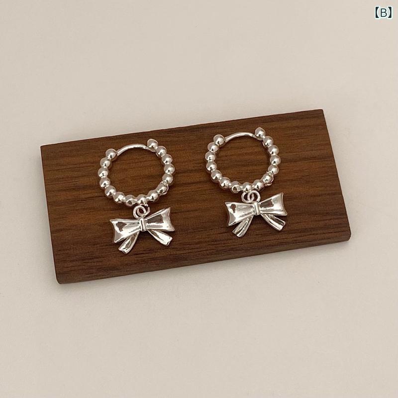 暮らしのお手伝いのピアス レディース アクセサリー 耳飾り イヤリング ガーリー 蝶々 リボン 立体感 かわいい 繊細 デザイン性 揺れる 甘め 個性的 スタイリッシュ 上品 お洒落 エレガント 耳元 アクセント ジュエリー 華やか デート お出かけ カジュアル フェミニン｜アングル2