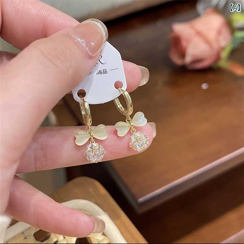 ピアス レディース ジルコニア バタフライモチーフ 猫眼石風 蝶々 球体デザイン 高級感 小ぶり 小さめ 上品 エレガント きれいめ 大人かわいい ゴールド調 華奢 揺れる 普段使い デイリー 通勤 オフィス お出かけ カジュアル フェミニン デート ア