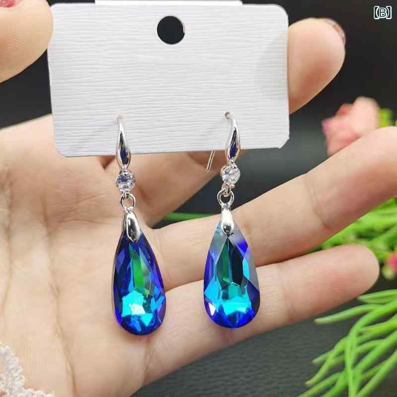 ピアス レディース 人造ジルコニア 楓の葉 水滴モチーフ 揺れる 耳飾り おしゃれ 大人かわいい アクセサリー 普段使い パーティー 通勤用 高級感 エレガント 華やか ジュエリー シンプル デザイン 人気 贈り物 誕生日 ギフト対応 ジュエリー おしゃ taico-10100050 暮らしのお手伝い サンプル画像2