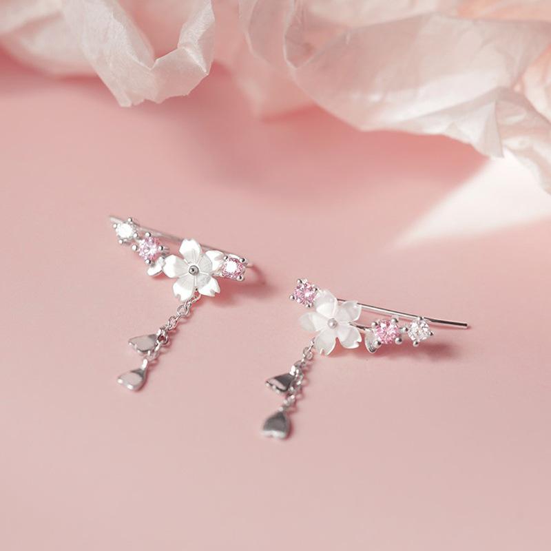 ピアス レディース アクセサリー フラワーモチーフ 花柄 揺れる タッセル ロング フリンジ 華やか 上品 エレガント きれいめ 大人かわいい ゴールド フェミニン パーティー デート オケージョン 普段使い 小顔効果 デザイン性 高見え 繊細 ジュエリ