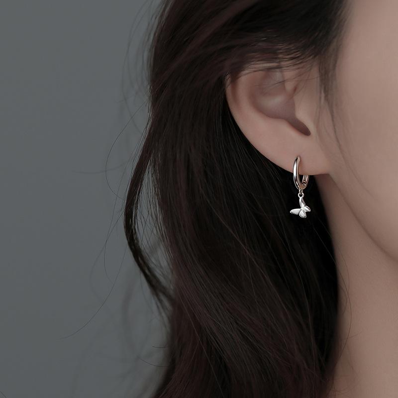 ピアス レディース 小ぶり 蝶々 アクセサリー 耳飾り 小さめ おしゃれ シンプル ゴールド 華奢 シルバー デザイン 重ね付け かわいい 上品 パーティー デイリー お呼ばれ オフィス 大人っぽい プレゼント ギフト 耳元 エレガント 贈り物 モチーフ