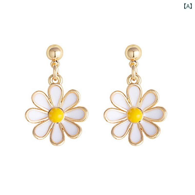 ピアス レディース 小ぶり かわいい デイジー 花モチーフ ゴールドカラー おしゃれ 揺れる ロングタイプ 個性派 上品 華やか アクセサリー 普段使い お呼ばれ 結婚式 披露宴 パーティー デート カジュアル フェミニン スタイル 大人かわいい アクセ