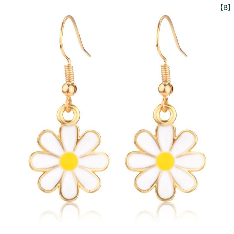 暮らしのお手伝いのピアス レディース 小ぶり かわいい デイジー 花モチーフ ゴールドカラー おしゃれ 揺れる ロングタイプ 個性派 上品 華やか アクセサリー 普段使い お呼ばれ 結婚式 披露宴 パーティー デート カジュアル フェミニン スタイル 大人かわいい アクセ｜アングル2