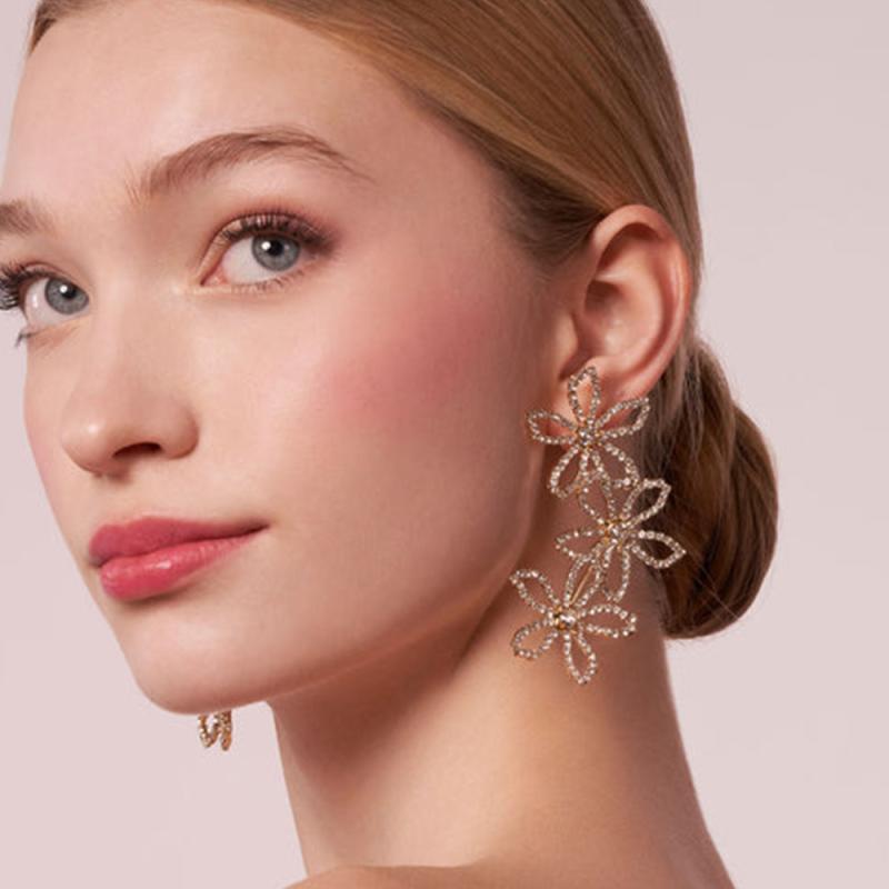ピアス レディース アクセサリー ジュエリー 花 フラワー 耳飾り 耳元 華やか 高級感 大ぶり ラインストーン ジルコニア キラキラ おしゃれ パーティー 結婚式 ブライダル ウエディング お呼ばれ デート 二次会 披露宴 ゴージャス エレガント フェ