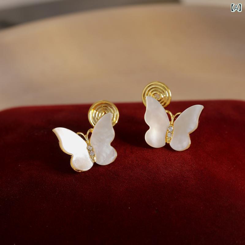 ピアス レディース アクセサリー イヤリング 穴なし 蚊取り線香型 挟むだけ ノンホールピアス 白色 貝殻 蝶々 デザイン 小ぶり 控えめ 高級感 貝母 シェル 真珠層 華奢 上品 シンプル お洒落 かわいい 綺麗め 普段使い オフィス デート お出かけ