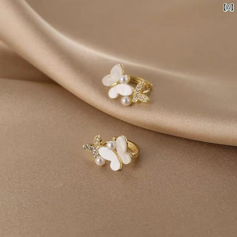 ピアス レディース かわいい パール 貝殻 蝶々 モチーフ 耳飾り イヤリング ガーリー 森ガール系 小ぶり 高級感 デザイン性 立体感 アクセサリー おしゃれ プレゼント ギフト 普段使い デート パーティー 女子会 オケージョン 華やか シルバー ゴ