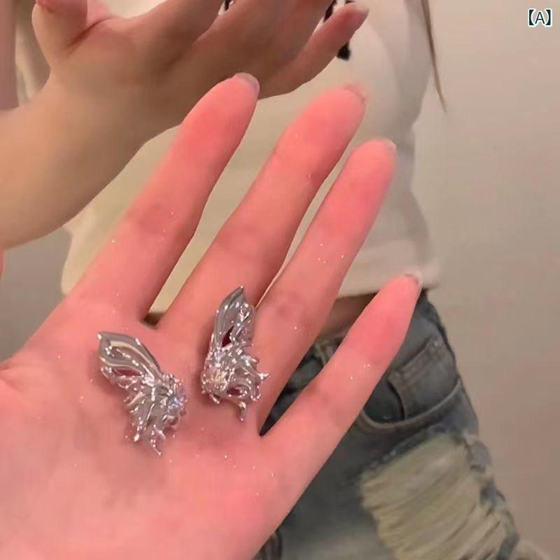 イヤリング レディース 蝶々 ノンホールピアス イヤーカフ ゴールド調 高級感 小ぶり 大人かわいい おしゃれ シンプル 小さめ 耳元 華奢 アクセサリー ギフト パーティー デート 普段使い フェミニン エレガント 贈り物 モチーフ 揺れない 痛くない