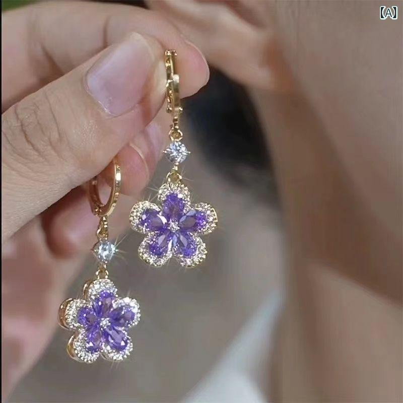 ピアス レディース パープル 紫色 ジルコニア 花 フラワー 耳飾り 耳輪 イヤリング 揺れる 高級感 小さめ 小ぶり エレガント おしゃれ 上品 かわいい 華やか 繊細 デザイン 耳元 アクセント デイリー ファッション 小物 ジュエリー アクセサリー