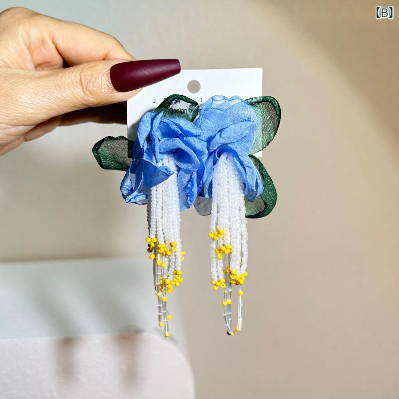 暮らしのお手伝いのピアス レディース ボヘミアン風 手作り 布製 花モチーフ 耳飾り オリジナル デザイン ロング丈 タッセル 揺れる アクセサリー おしゃれ かわいい 上品 大人 エレガント 華やか 軽量 普段使い お出かけ パーティー 結婚式 ギフト プレゼント 耳元｜アングル2