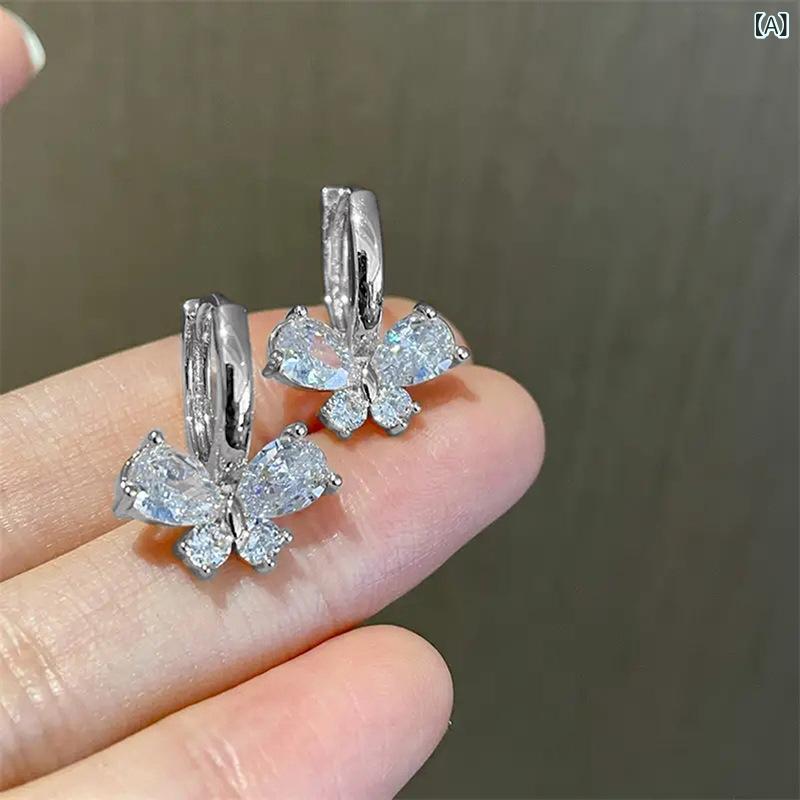 ピアス レディース スタッドピアス 蝶々モチーフ ジルコニア 揺れる ゴールドカラー アクセサリー エレガント 上品 かわいい おしゃれ 華やか 大人かわいい フェミニン デイリー使い お出かけ 結婚式 パーティー ギフト プレゼント ジュエリー 繊細 デ