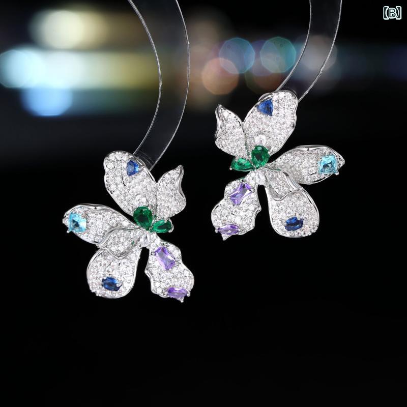 暮らしのお手伝いのピアス レディース アクセサリー 耳飾り 立体 花 フラワー モチーフ ジルコニア 装飾 925銀針 シルバー 高級感 華奢 エレガント 上品 繊細 デザイン 小ぶり デイリー カジュアル お呼ばれ パーティー 結婚式 成人式 ギフト プレゼント 贈り物｜アングル2