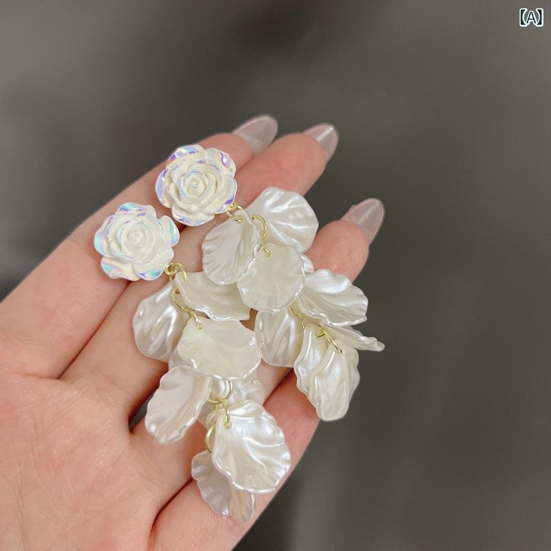 ピアス レディース アクセサリー 山茶花 モチーフ タッセル フリンジ 花 フラワー 耳飾り 高級感 精巧 上品 エレガント 大人かわいい おしゃれ きれいめ カジュアル デイリー デート お出かけ ギフト パーティー 華やか 揺れる アクセサリー ジュ