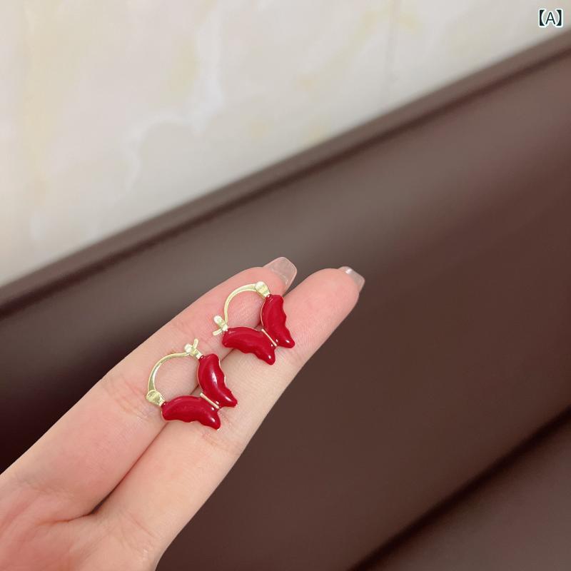 イヤーカフ レディース 耳飾り 蝶々 バタフライ モチーフ ゴールド 揺れる かわいい おしゃれ アクセサリー 小ぶり デザイン性 エレガント 韓国風 ファッション 上品 きれいめ フェミニン 華やか ジュエリー ギフト 贈り物 プレゼント パーティー