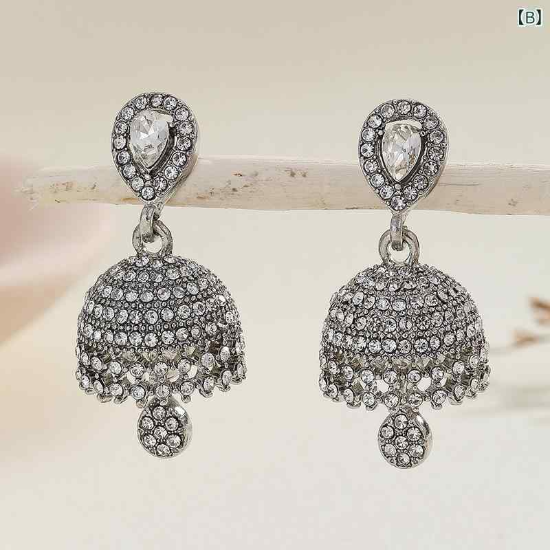 暮らしのお手伝いのピアス レディース アクセサリー インド風 ドロップ型 水滴モチーフ 揺れる 鈴型 ジルコニア キラキラ 華やか 欧米スタイル エスニック調 おしゃれ 高級感 エレガント パーティー 結婚式 デート 二次会 お呼ばれ ギフト用 贈り物 プレゼント用 ゴー｜アングル2