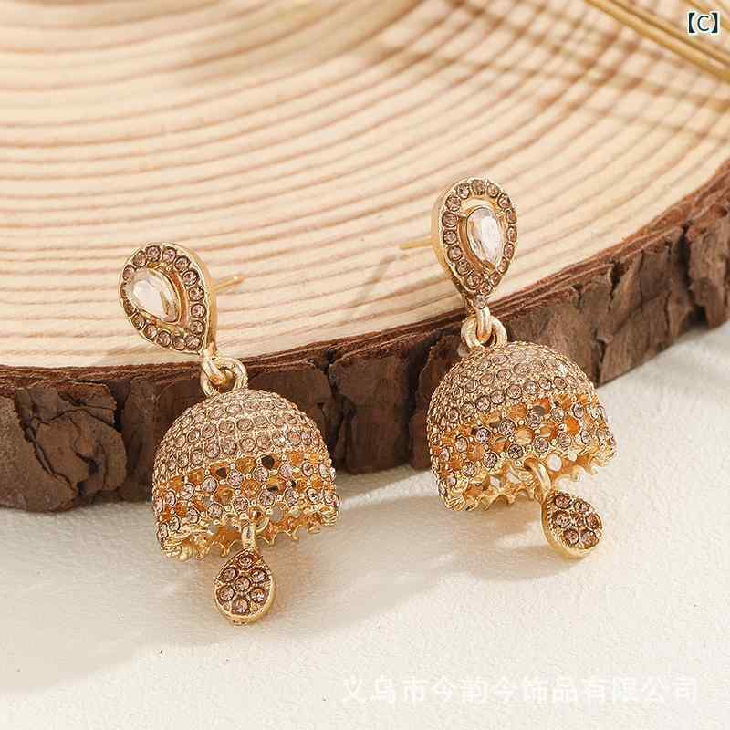 暮らしのお手伝いのピアス レディース アクセサリー インド風 ドロップ型 水滴モチーフ 揺れる 鈴型 ジルコニア キラキラ 華やか 欧米スタイル エスニック調 おしゃれ 高級感 エレガント パーティー 結婚式 デート 二次会 お呼ばれ ギフト用 贈り物 プレゼント用 ゴー｜アングル3