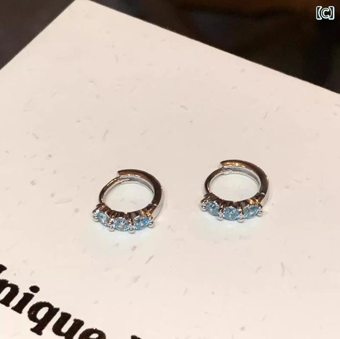 暮らしのお手伝いのイヤリング レディース シンプル おしゃれ カラフル ジルコニア 小ぶり 上品 輝き 素肌感 アクセサリー 高級感 小さめ 耳飾り フープ ノンホール 重ね付け オフィス カジュアル デイリー 通勤用 普段使い デート パーティー ギフト 上品 小ぶり｜アングル3