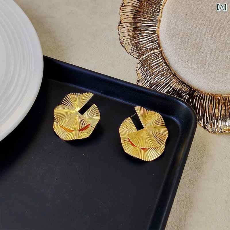 ピアス レディース アクセサリー ツイストデザイン 個性派 かわいい 高級感 誇張 派手 耳飾り 普段使い お呼ばれ パーティー おしゃれ ジュエリー 耳元 装飾 ファッション小物 存在感 輝き 華やか メタル ツイストモチーフ 大人女子 コーデのアクセ