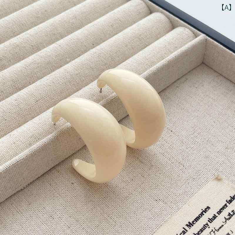 ピアス レディース 耳飾り フープピアス C型 アクセサリー ジュエリー 大ぶり シンプル おしゃれ 上品 高級感 通勤 通学 普段使い お出かけ 樹脂製 軽い 軽量 人気 トレンド 流行 大人 かわいい カジュアル エレガント デイリー スタイル コー