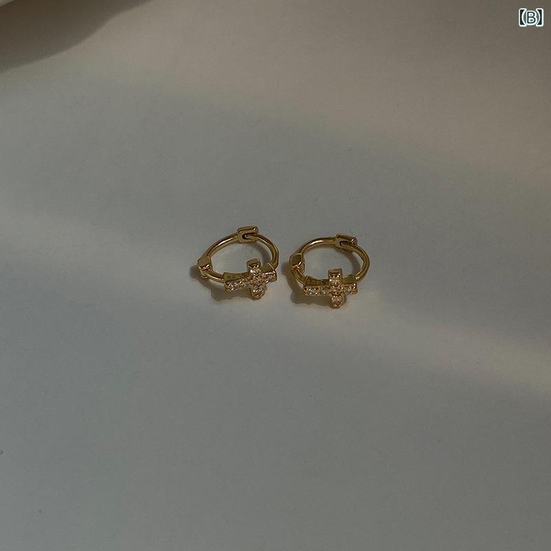 暮らしのお手伝いのピアス レディース アクセサリー フープピアス 両耳用 ゴールド シルバー 小ぶり シンプル 十字架 モチーフ スタッドピアス クール レトロ アンティーク調 おしゃれ かわいい 韓国風 インスタ映え 通勤 通学 デイリー使い 上品 高級感 繊細 ミニマ｜アングル2