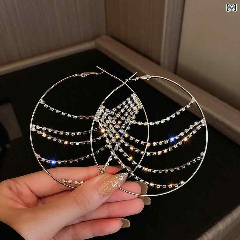 ピアス レディース ロング タッセル ビジュー 揺れる 韓国風 デザイン ファッション アクセサリー 耳飾り おしゃれ かわいい きらきら 高級感 上品 エレガント 耳元 アクセント 小顔効果 華やか 普段使い お呼ばれ パーティー 結婚式 デート オフ