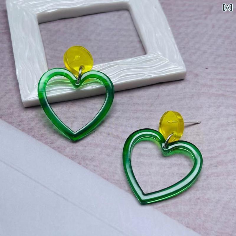 ピアス レディース アクセサリー 半透明 アクリル 透かし彫り ハート型 小ぶり かわいい 韓国風 おしゃれ シンプル デザイン 上品 清楚 デイリー カジュアル オフィス 大人かわいい プレゼント 合わせやすい 軽量 普段使い 韓国ファッション 雑貨