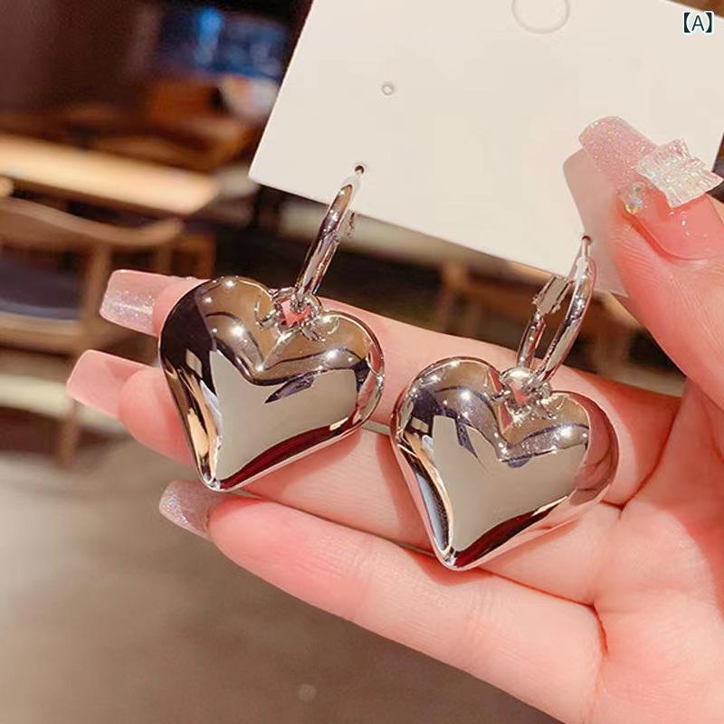 ピアス レディース ハート 両耳用 スタッドピアス シンプル 小ぶり 揺れる アクセサリー シルバー ゴールド 高級感 おしゃれ かわいい 普段使い デート 結婚式 パーティー 上品 華奢 小さめ デザイン性 立体感 トレンド 人気 プレゼント ギフト