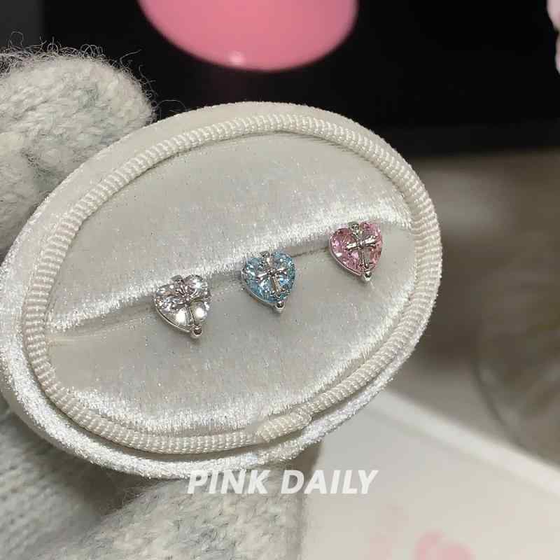 ピアス レディース スタッドピアス ハート クロス モチーフ アクセサリー 両耳用 揺れる おしゃれ かわいい 大人かわいい シンプル 高級感 存在感 耳飾り カジュアル フォーマル デート パーティー プレゼント ギフト 自分へのご褒美 普段使い お呼ば