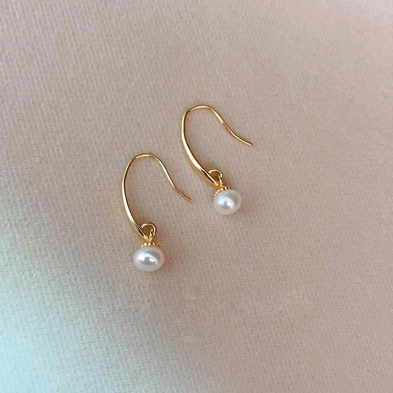 ピアス レディース スタッドピアス シルバー925 針 パールピアス 合成真珠 アクセサリー 耳飾り 韓国風 シンプル おしゃれ 上品 エレガント 大人かわいい デザイン 高見え 小ぶり 耳元 華奢 オフィス 結婚式 パーティー 普段使い 贈り物 ジュエ