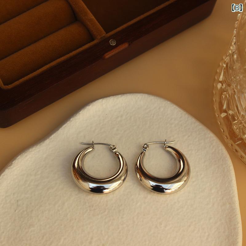 暮らしのお手伝いのピアス レディース 揺れる 月 モチーフ フープ 大ぶり アクセサリー 18K コーティング チタン鋼 おしゃれ かわいい きれいめ 上品 大人っぽい シンプル ゴールド 金色 幾何学模様 透かし彫り 透かしデザイン フレンチスタイル レトロ ヴィンテー｜アングル2