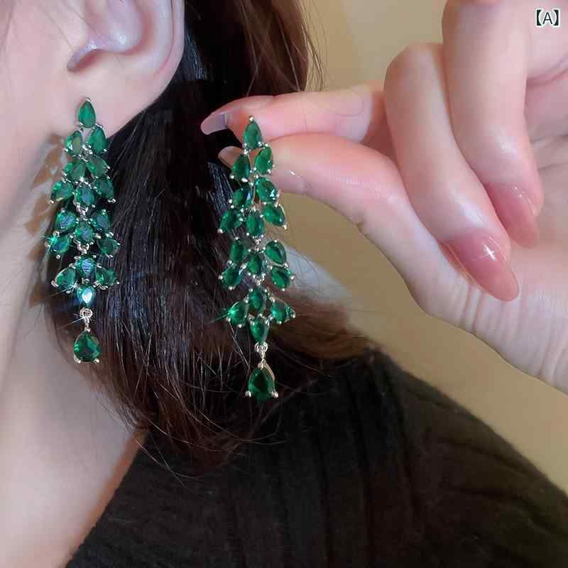 ピアス レディース 耳飾り イヤリング 流蘇 ロング キラキラ ジルコニア 蝶々結び 蝶々 リボン フェミニン 上品 揺れる 小顔効果 デザイン性 高見え エレガント パーティー 結婚式 デート 記念日 アクセサリー プレゼント ギフト フォーマル カジ