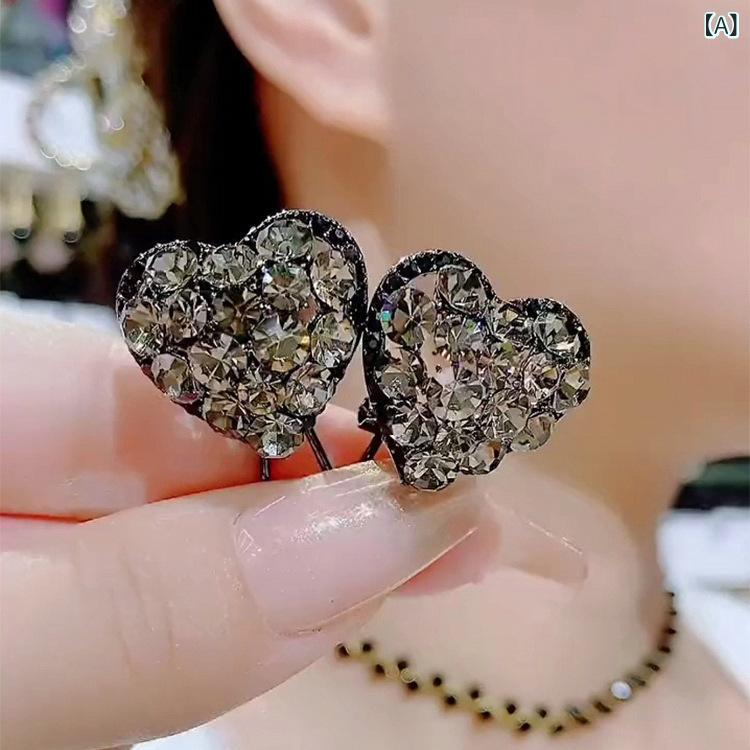 ピアス レディース アクセサリー ビジュー ハート形 高級感 シルバーグレー系 揺れる 大ぶり ジルコニア クリスタル エレガント きれいめ 大人かわいい ジュエリー 上品 おしゃれ 華やか 贈り物 プレゼント 記念日 誕生日 デート カジュアル パーテ
