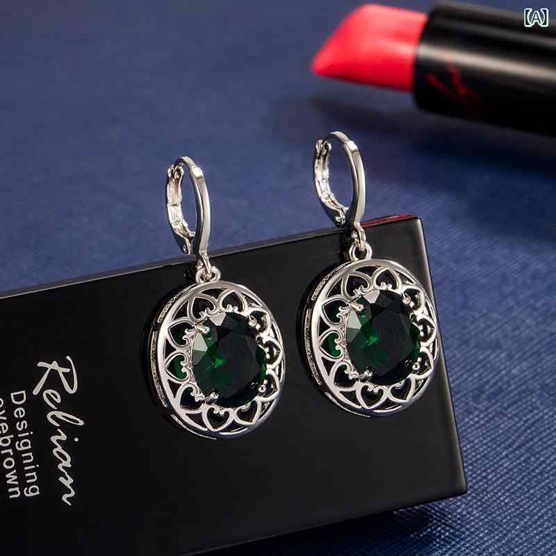 ピアス レディース 揺れる レトロ 彫刻風 デザイン エメラルド色 ジルコニア おしゃれ 大ぶり 存在感 アクセサリー 華やか 高級感 ジュエリー きらきら クリスタル風 パーティー デート 普段使い フェミニン エレガント ギフト プレゼント 結婚式