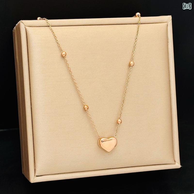 暮らしのお手伝いのネックレス レディース アクセサリー ペンダント 鎖骨チェーン ジュエリー ハートモチーフ チタン鋼 シンプル 小ぶり 小さめ 華奢 デザイン性 上品 高見え ゴールド 18K仕上げ 大人かわいい 普段使い オフィス デート カジュアル 首飾り プレゼン｜アングル2