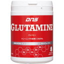 メーカー DNS（ディーエヌエス） 品名 GLUTAMINE（グルタミン） サイズ/回数 300g/約60回分 原産国 アメリカ 原材料 L-グルタミン 栄養価 【1回(5g)あたり】 エネルギー：20kcal、たんぱく質：5.0g、脂質：0g、炭水化物：0g、ナトリウム：0mg（食塩相当量：0g）、L-グルタミン：5,000mg お召し上がり方 1日5gを目安に水などと一緒にお召し上がりください。 トレーニング後にお召し上がり頂く場合には、プロテインパウダーと一緒に、 シェイカーで水に溶かしてお召し上がり頂くのもオススメです。 付属品 スプーン（同梱） 特徴 ハードトレーニングを結果に結びつける グルタミンはアスリートにとって最も重要なアミノ酸の1つ。 骨格筋の遊離アミノ酸の約6割を占めるアミノ酸で、グルタミン酸、バリン、イソロイシンといった アミノ酸から体内で合成される。必須アミノ酸ではないが、その影響と必要な量を考えると現実的には 必須なアミノ酸と言える。 人間の身体は平常時でもグルタミンからのエネルギーを利用するため、 グルタミンは体内で日々大量に使われるが、激しい運動などの大きなストレスが かかった時には更にその必要量が増す。 その為運動したときに体内で十分な量のグルタミンが合成されないと筋肉内のグルタミンが使われてしまう。 つまり、せっかく鍛えた筋肉が分解されてしまうのだ。もったいない。 よって、鍛えたら、身体を守るためにグルタミン摂取が必要といえる。 【推奨タイミング】 トレーニング/運動後30分以内 疲れたとき お酒を飲んだ後