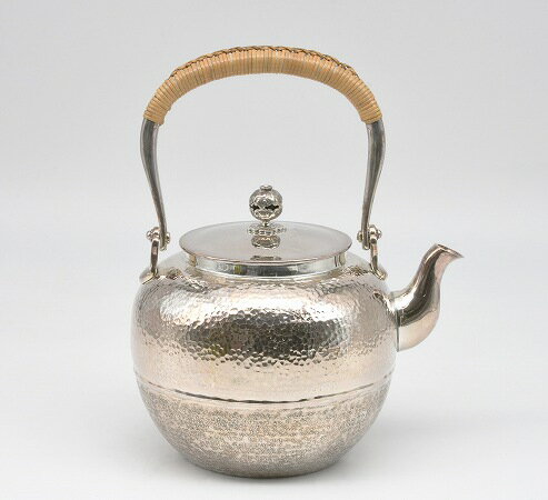 銀製茶器・茶道具銀瓶　湯沸、純銀製　南鐐　望月（もちづき）型、伊藤一政堂　四代目　伊藤邦夫作、桐共箱　新品。